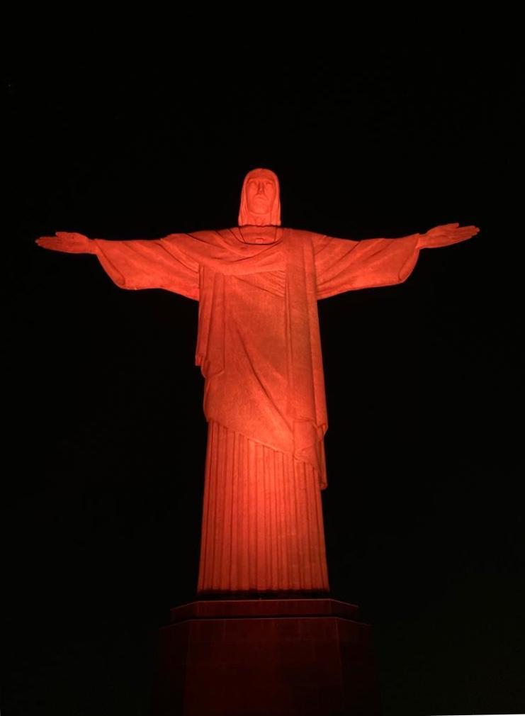 Cristo Redentor iluminado de laranja pelo Dia Mundial da Segurança do